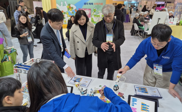 박람회를 참관하는 상명대 천안캠 안범준 교학부총장- 오른쪽 두번째