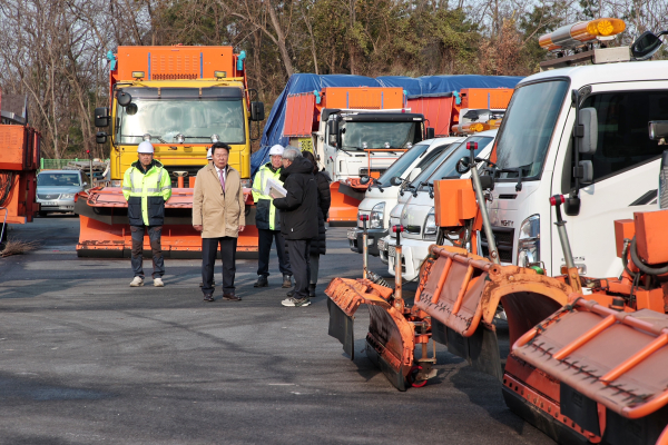 오성환 당진시장, 겨울철 도로 제설 준비 현장 점검 및 관계자 격려 모습