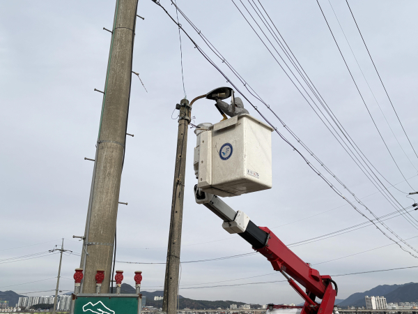 가로등 보수팀 작업 모습