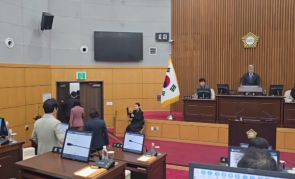 16일 열린 제286회 정례회에서 본회의장을 이탈하는 국민의힘 의원들 모습/민주당 서구의원 제공