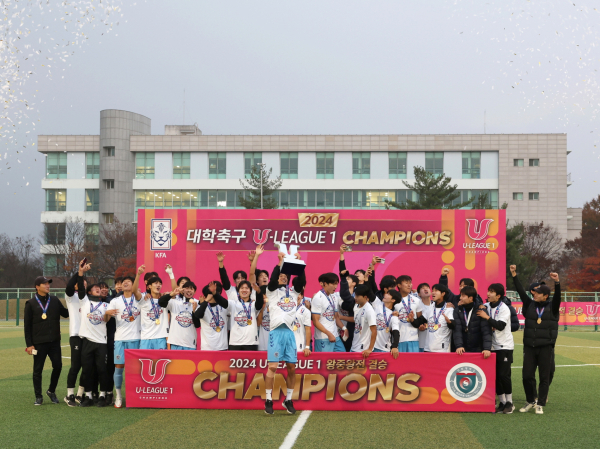 선문대 축구부가 왕중왕전 우승 후 시상식에서 기념 세레모니를 하고 있다.