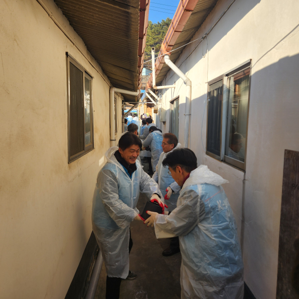 K-water연구원 직원들이 19일 대전광역시 대덕구 일대의 가정에 직접 연탄을 전달하고 있다.