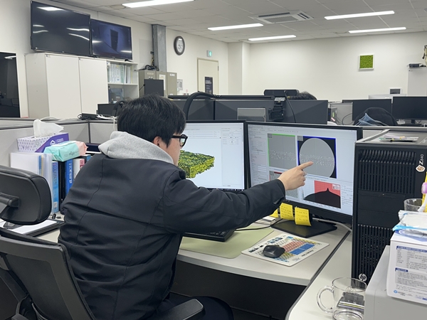 에너지연 연구진이 3차원 토모그래피 예측정확도를 측정하고 있다