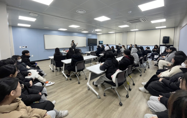 지난 20일 태안여고에서 진행된 진로특강 모습.