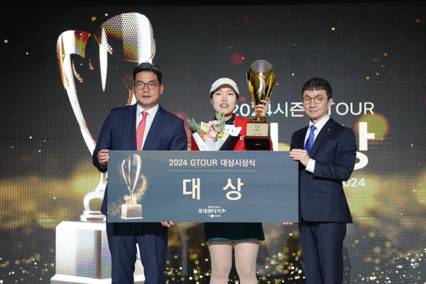 ‘롯데렌탈 롯데렌터카 GTOUR WOMENS 챔피언십 시상식에서 (왼쪽부터) 골프존 손장순 상무, 우승자 심지연, 롯데렌탈 주식회사 조근행 상무가 기념촬영