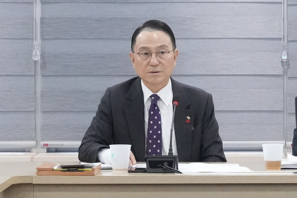 박상돈 천안시장이 23일 오전 시청사에서 간부회의를 주재하고 있다.