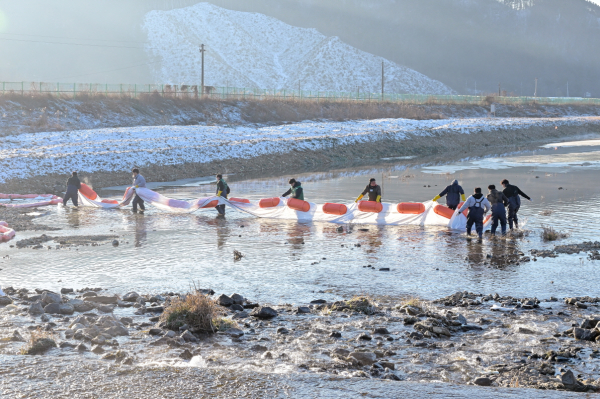 유구천 일대 유출된 기름 방제작업 제거 모습