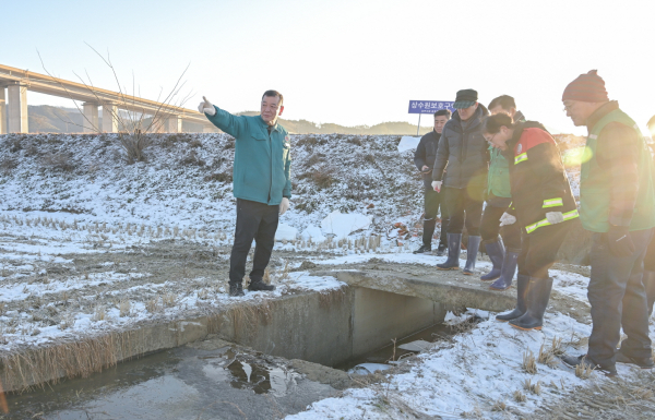 유구천 일대 유출된 기름 방제작업 제거 모습