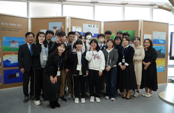 정부세종청사 체육관 미술전시관(B1) 전시실에서 전남 특수교육학급 학생들이 기념사진 촬영
