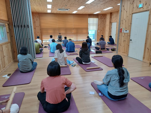 국립예산치유의숲에서 자치경찰 소속 근무자들이 맞춤형 산림치유 프로그램을 참여하고 있다.