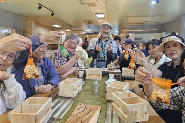 이북5도위 세종사무소 제2차 소소숲여행 향주머니 만들기 체험 기념쵤영.(사진=이북5도위 세종사무소 제공)<br>