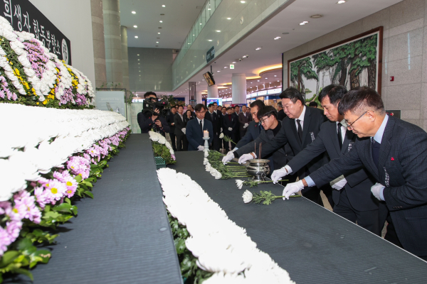 합동분향소를 찾아 참배하는 당진시장과 시민들