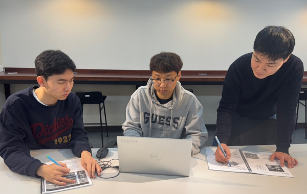 연구논의하는 모습 (왼쪽부터 양지원 학생, 조재일 학생, 유재필 교수)