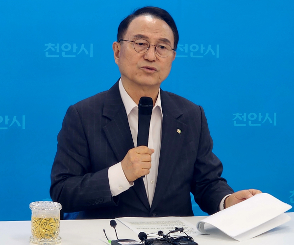 박상돈 천안시장이 4일 기자회견을 열고 대한축구협회장 선거에 나선 허정무·신문선 후보의 공약에 불만을 드러냈다./사진=박동혁 기자<br>