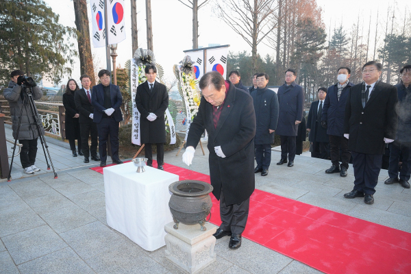 최민호 세종시장, 을사년 새해 충령탑 참배 모습