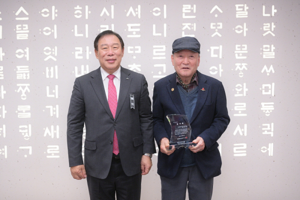 고향사랑기부제 (왼쪽부터 최민호 세종시장,  전 한국타이어 춘천판매㈜ 임기수 대표)