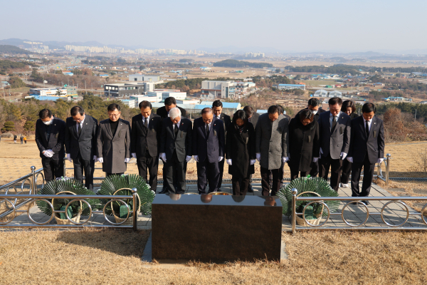 서산시의회, 충령각 신년 참배 단체사진