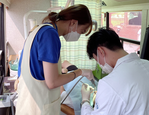 구강검진 진행 모습