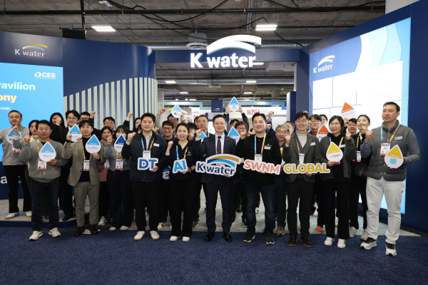 현지시각 1월 7일, 한국수자원공사 관계자(사진 앞줄 오른쪽 다섯 번째)를 비롯한 동반 참가기업들이 미국 라스베이거스에서 열리고 있는 CES 2025에서 ‘K-water관’ 개관식 이후 기념사진을 촬영하고 있다.
