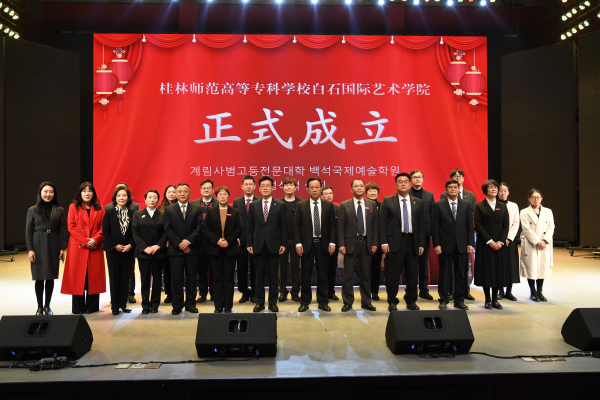 양 대학 관계자를 비롯한 행사 참석자들이 행사 후 기념촬영을 하고 있다.