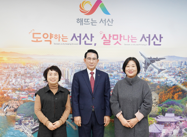 2025년 원스톱 민원상담관(왼쪽부터 이지현 원스톱 민원상담관, 이완섭 서산시장, 김정미 원스톱 민원상담관)