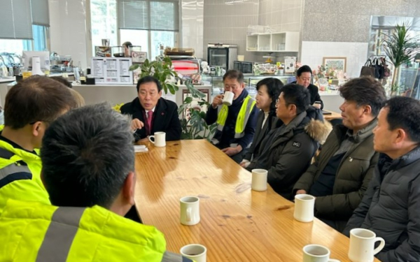 최민호 시장, 새해 맞아 환경관리원 노고 격려 모습