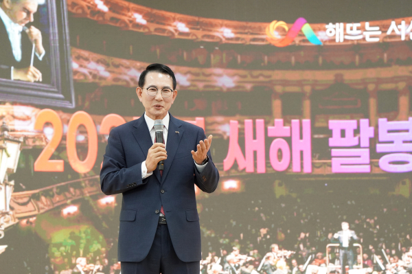 이완섭 서산시장이 13일 팔봉면 행정복지센터에서 팔봉면민과 소통하는 모습