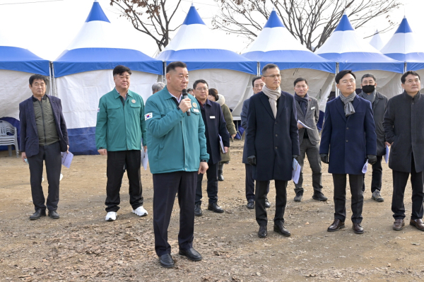 ‘제8회 겨울공주 군밤축제’와 ‘2025 대한민국 밤산업 박람회’를 앞두고 축제 현장 점검에 나선 최원철 시장