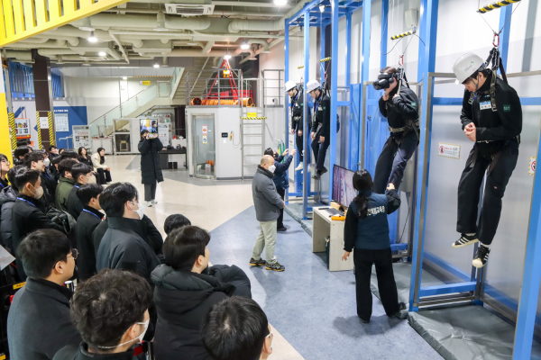 계룡건설 신입사원들이 충북 제천의 안전체험교육장을 방문해 생활 안전과 건설현장 안전, 응급처치 교육을 통해 안전의 중요성을 직접 체험하는 시간을 가졌다.