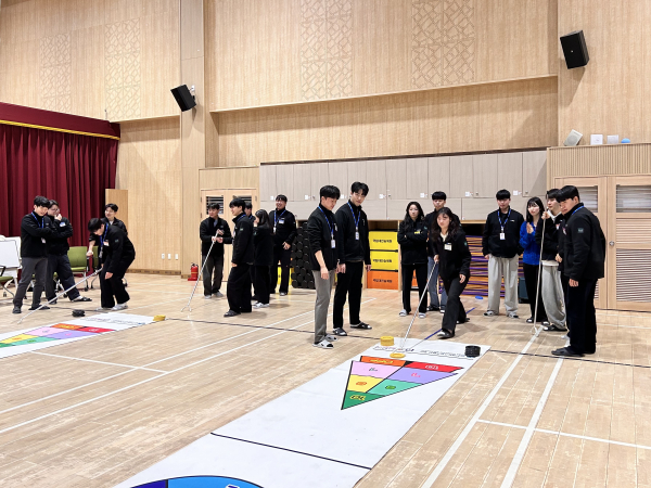 계룡건설 신입사원들이 팀빌딩 교육을 진행하고 있다.