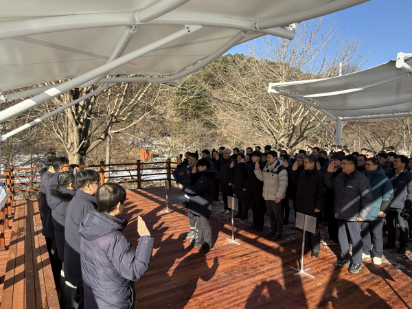 강원본부와 협력사 관계자들이 15일 ‘2025년 안전 및 청렴 결의대회’ 시행 모습