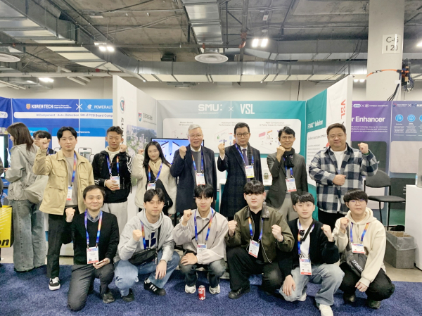 CES 2025 선문대 운영 부스에서 단체 사진 촬영