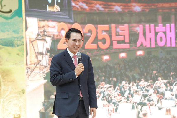 이완섭 서산시장이 17일 운산면 주민자치센터에서 운산면민과 소통하는 모습