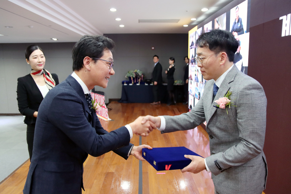 계룡그룹 창립 55주년 기념식에서 자랑스런 계룡인상 시상 모습