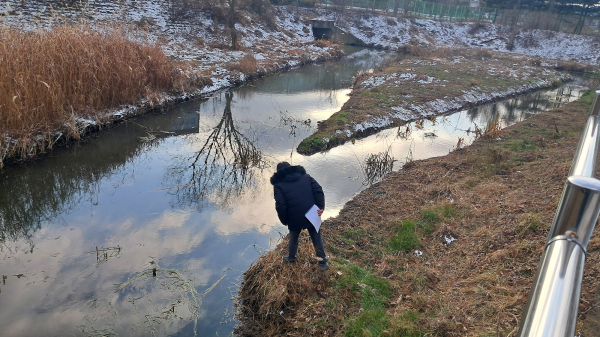 서산테크노밸리 유수지를 서산시 직원이 점검하는 모습