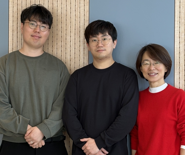 (왼쪽부터) 전기및전자공학부 윤인수 교수, 이승현 동문, 전산학부 류석영 교수.