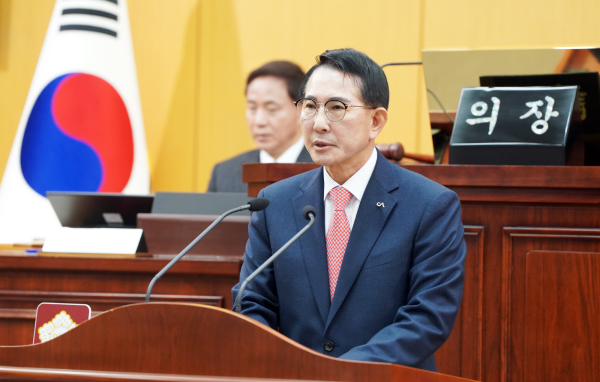 이완섭 서산시장이 20일 서산시의회 본회의장에서 열린 제301회 서산시의회 임시회 제1차 본회의에서 시정연설을 하는 모습
