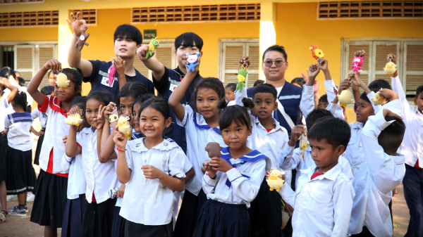봉사단 학생들과 캄보디아 학생들이 준비한 선물을 들고있다