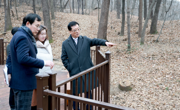 조원휘 대전시의장이 20일 새해 현장방문_일정으로 매봉근린공원을 찾아 관계자로부터 설명을 듣고 있다.