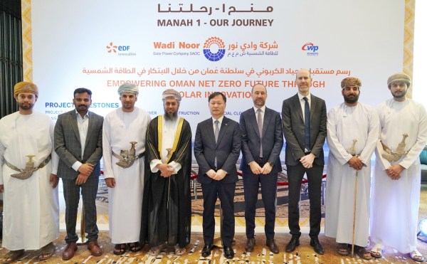 오만 마나 태양광 프로젝트 준공식 기념사진 (이정복 서부발전 사장(가운데))