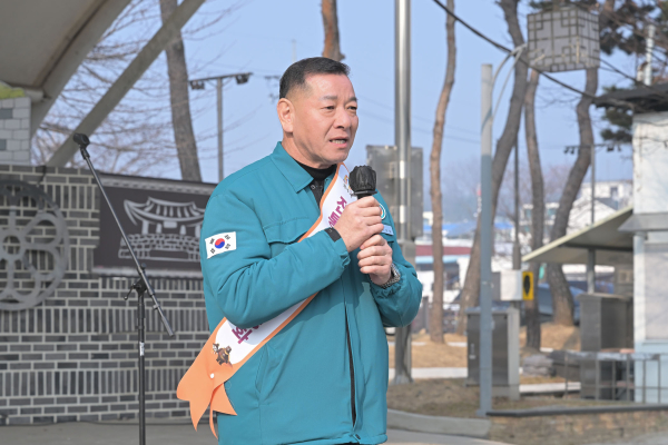 최원철 공주시장, 전통시장 장보기 행사 및 물가안정 캠페인 참여 모습