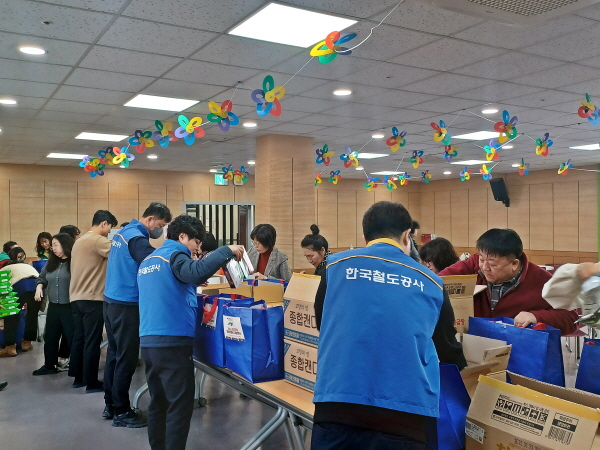 대전종합사회복지관(관장 박정연) 설명절 행복키트 나눔행사에 코레일 대전기관차승무사업소 디엘로한마음봉사회가 봉사활동에 참여하고 있다.