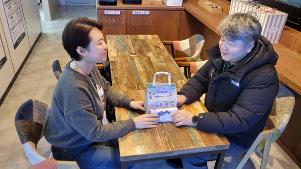 서산상공회의소가 관내 중소기업 근로자를 위한 복지포인트를 중소기업에 전달하는 모습