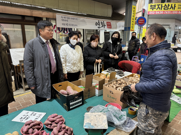 이승원 경제부시장, 설맞이 세종대평시장 방문 장보기 행사 진행 모습