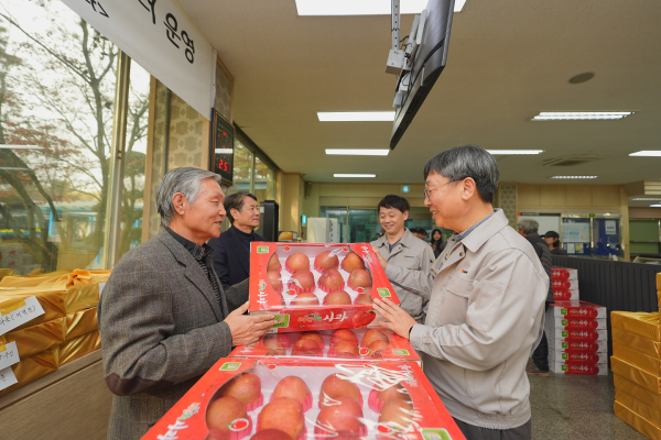 오상현 한국타이어앤테놀로지 금산공장장과 송영진 한국타이어앤테크놀로지 금산공장 제조담당이 농∙특산물 직거래장터를 방문하여 마을 주민들과 소통하고 있다.