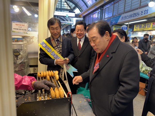최민호 시장 세종전통시장 방문 상인격려 모습