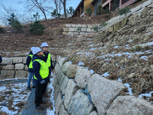 지난 16일 남태헌(가운데) 한국산림복지진흥원장이 국립청도숲체원에 방문하여 응급상황 발생 시 신속한 대응을 위한 비상연락체계 구축 여부를 점검하고 있다.
