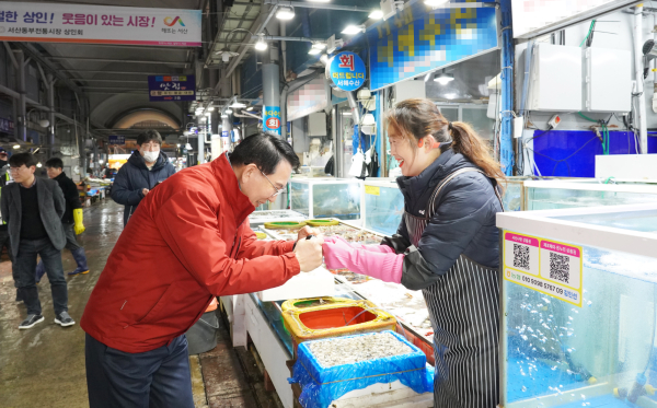 24일, 이완섭 서산시장이 서산동부전통시장을 방문해 상인 격려 모습