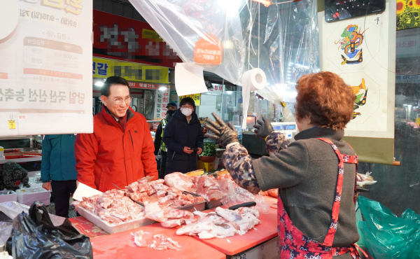 24일, 이완섭 서산시장이 서산동부전통시장을 방문해 상인 격려 모습