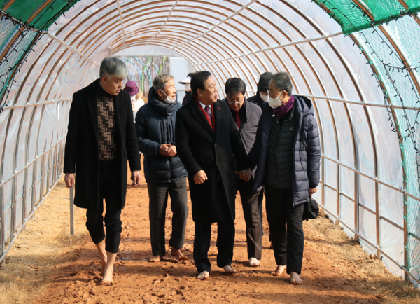 참석자 전원이 함께 세종중앙공원 내 비닐하우스 맨발 산책길 체험 모습